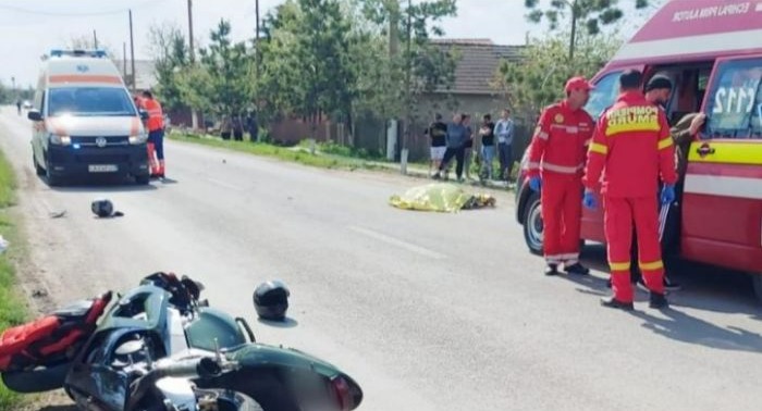 Un motociclist a murit după ce a lovit un utilaj forestier