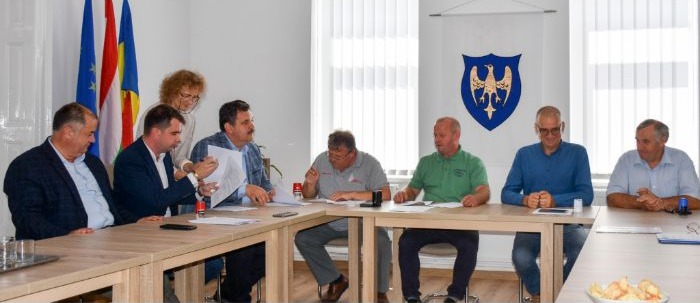 Proiect pentru vârstnici, parafat de mai multe primării din judeţ