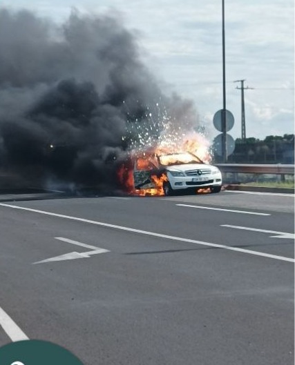O maşină de Satu Mare a luat foc la graniţa dintre Ungaria şi Austria (Foto)