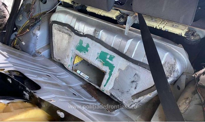 Ţigări găsite în rezervorul unei maşini (Foto)