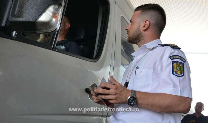 Maşină radiată din circulaţie, oprită la ieşirea din ţară