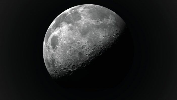 În această noapte va fi eclipsă parţială de Lună, vizibilă şi din România