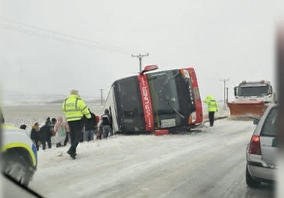Un autocar cu 40 de pasageri s-a răsturnat (Foto)