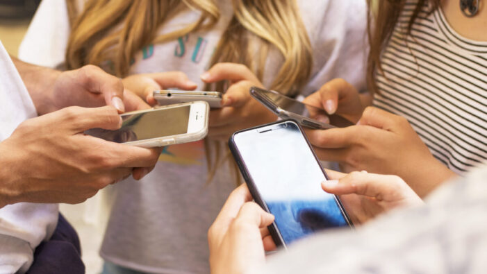 Telefoanele mobile, complet interzise! Orașul unde nu este deloc semnal Telefoanele mobile, complet interzise! Orașul unde nu este deloc semnal