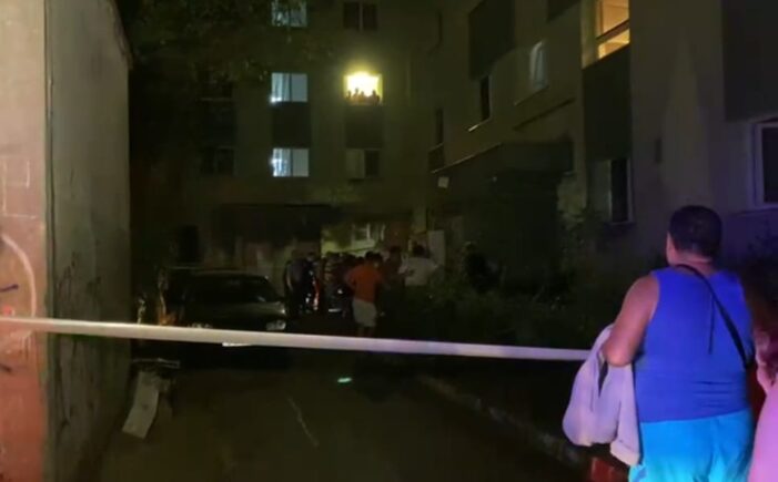 Două fete de 15 ani s-au aruncat în gol