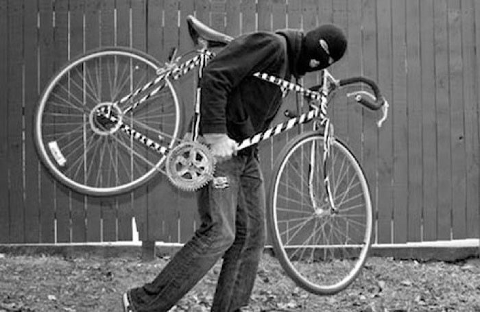A furat o bicicletă. Acum este cercetat