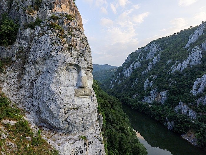 Știai că cea mai înaltă statuie din piatră din Europa se află în România?