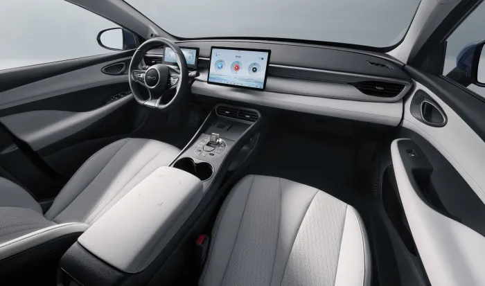 BYD SEAL 5 DM-i: sedan plug-in hybrid cu autonomie mare și costuri inteligente