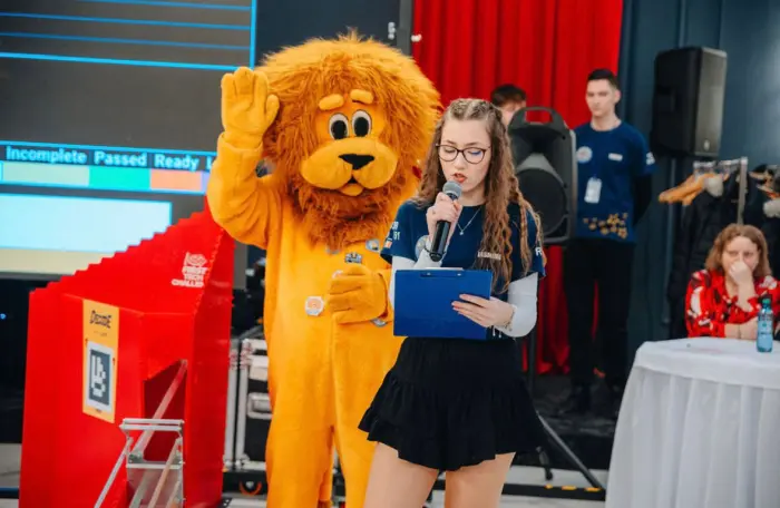 „Meet the Techs” la Satu Mare: 18 echipe de robotică, energie cât pentru o regională întreagă