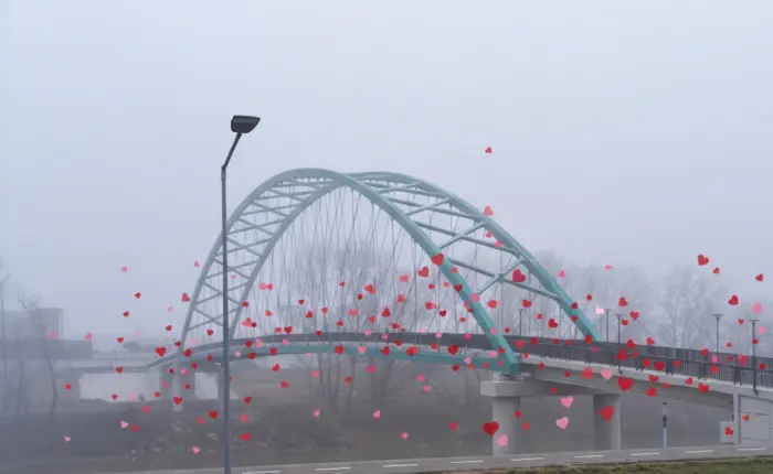 Cadou de Valentine’s Day pentru sătmăreni: dragostea prinde formă pe Podul Prieteniei