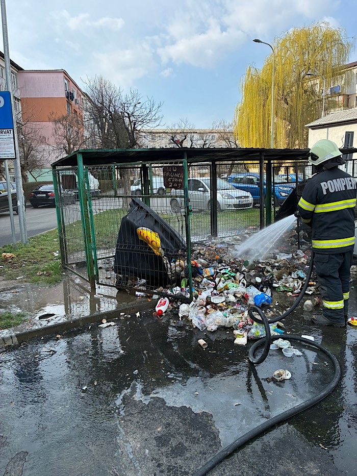 Incendiu în Micro 15: tomberoane distruse și un autoturism avariat