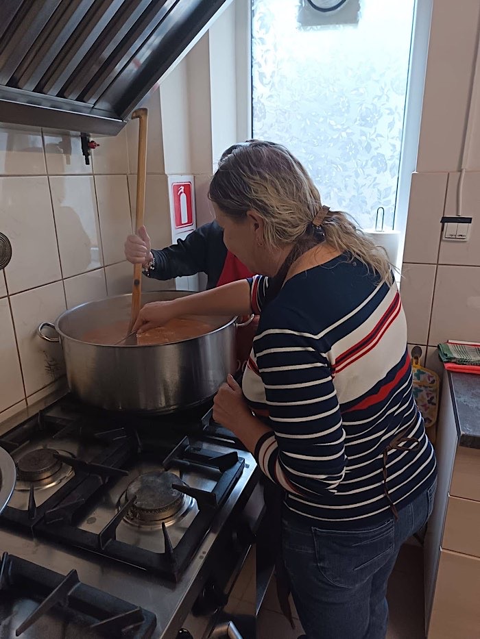Gest de suflet în Săptămâna Mare: mese calde și coșuri de Paște pentru cei aflați în nevoie