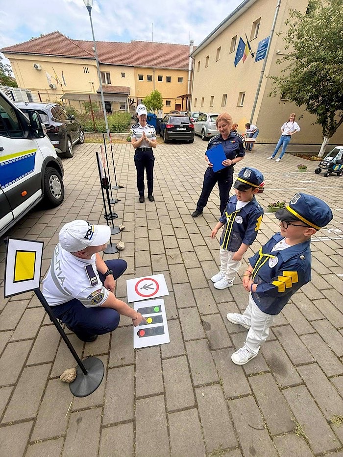 Preșcolarii din Satu Mare au învățat regulile de circulație la concursul „Suntem mici, dar circulăm corect!”