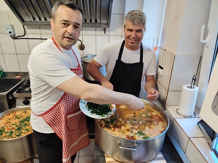 Au gătit și donat 85 de porții pentru oamenii fără adăpost din Satu Mare