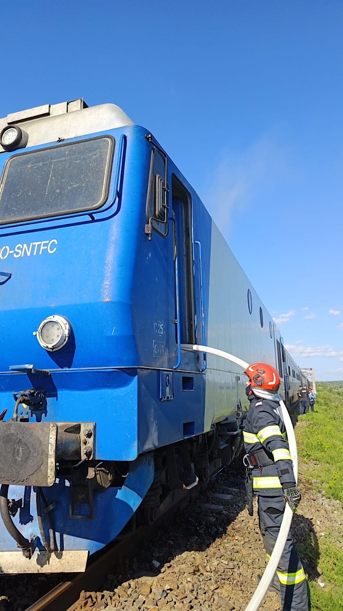 Incendiu la locomotiva unui tren de călători. Zeci de pasageri au fost evacuați în siguranță Incendiu la locomotiva unui tren de călători. Zeci de pasageri au fost evacuați în siguranță