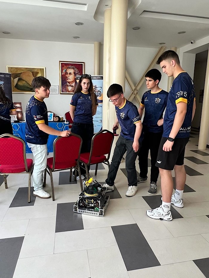 Elevii de la B-Robo au devenit „cărți vii” la Biblioteca Județeană