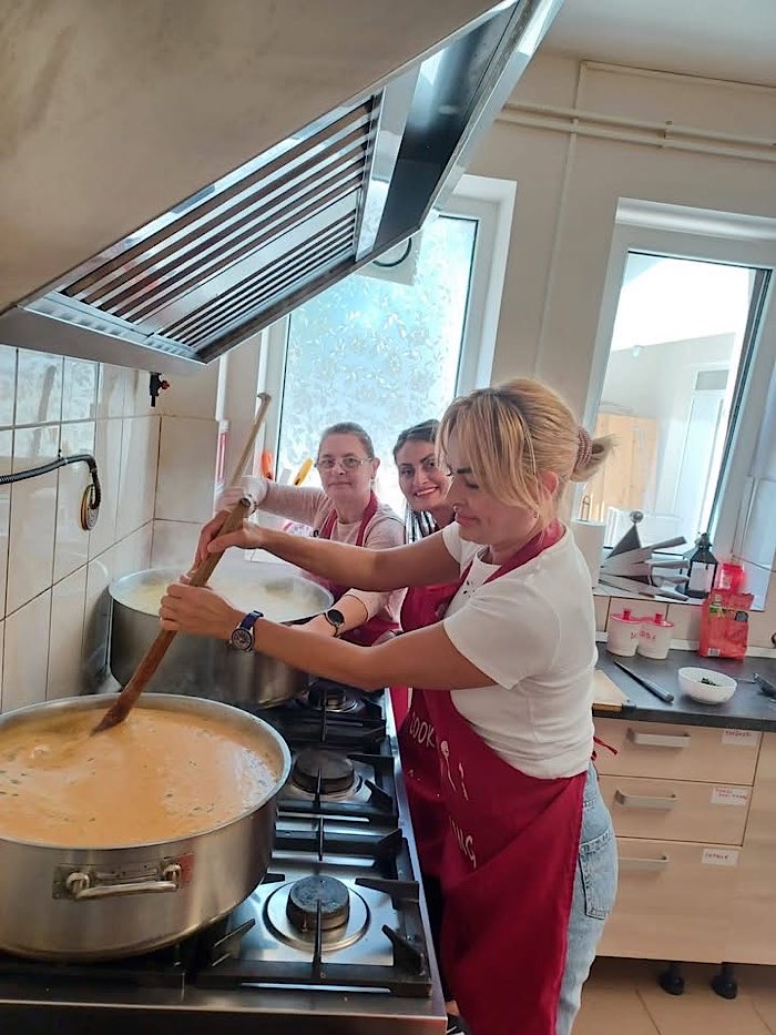 Au gătit 87 de porții pentru oamenii aflați în nevoie din Satu Mare
