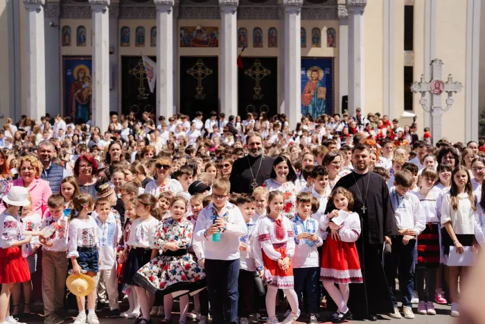 2.000 de tineri au cântat pricesne în fața Catedralei Ortodoxe din Satu Mare