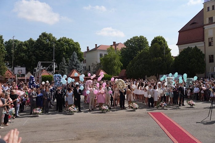 Absolvenții a patru licee sătmărene au marcat astăzi încheierea anilor de studiu