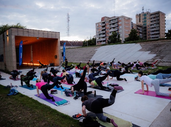 „Noaptea în Mișcare” a debutat cu succes la Satu Mare: aproape 800 de participanți și mii de zâmbete într-o seară dedicată sportului