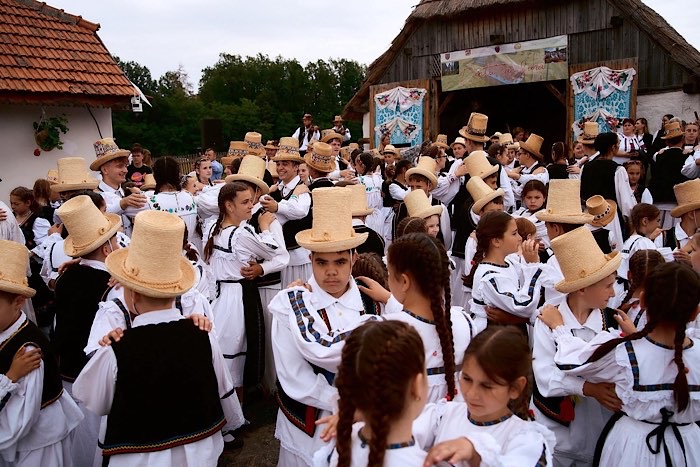 Credință, tradiție și multă voie bună azi la “Danțu’ la șură” de la Măriuș