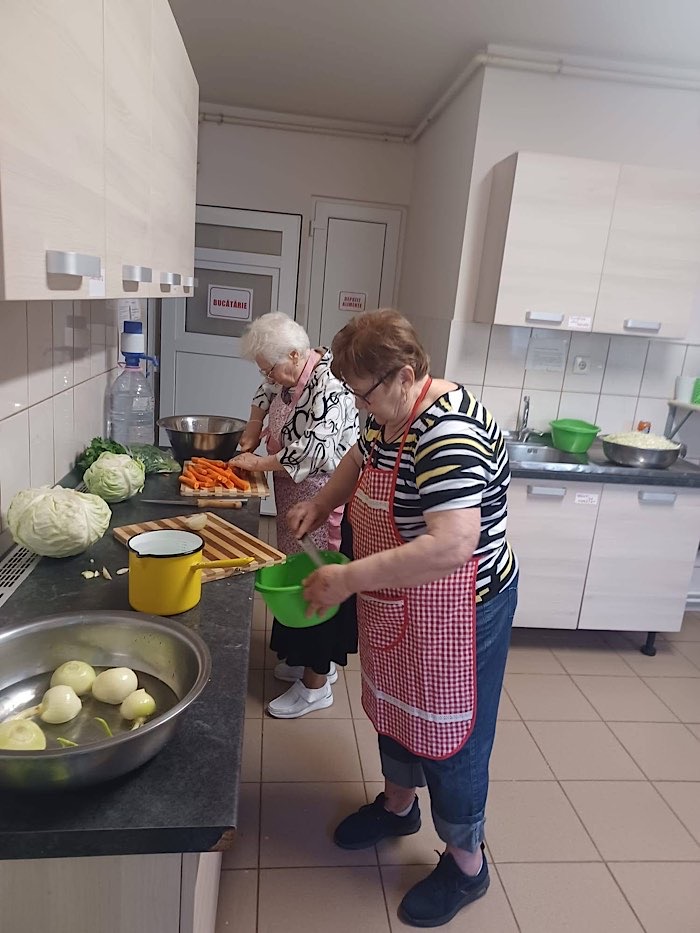 Trei prietene au gătit 87 de porții pentru sătmărenii aflați în nevoie