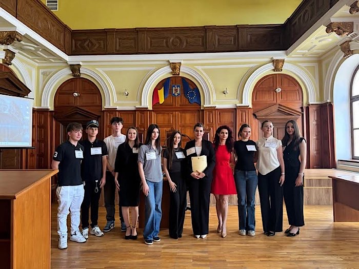 Campioni la Tribunalul Adolescenților! Elevii de la „Ioan Slavici” au dominat competiția juridică în limba engleză
