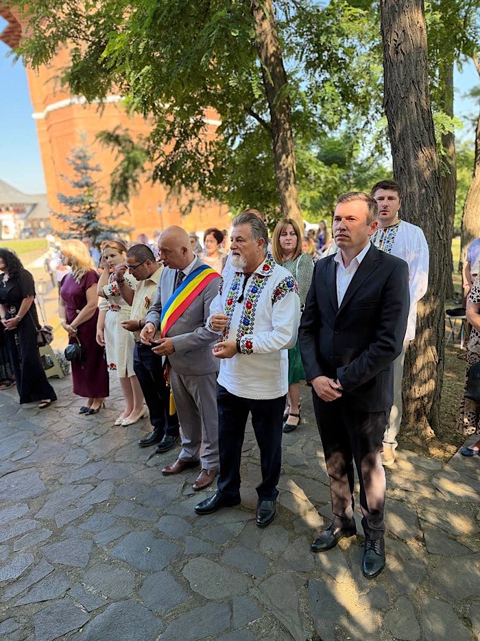 Mii de credincioși la hramul Mănăstirii Scărișoara Nouă. Cătălin Filip: „O adevărată sărbătoare a județului”