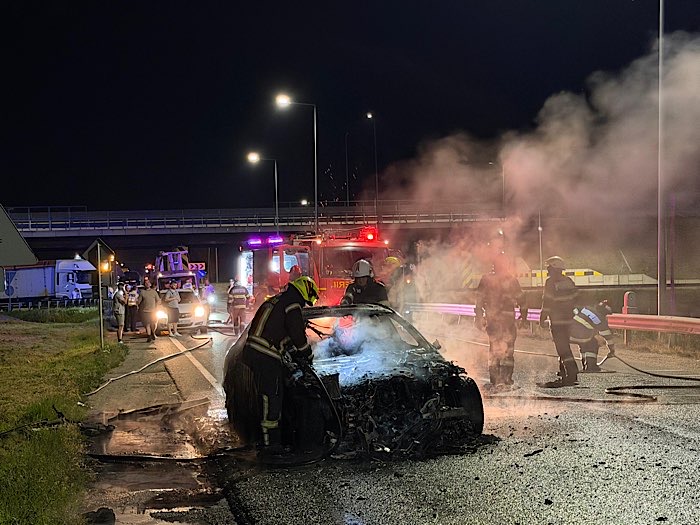 Autoturism distrus de flăcări în municipiul Satu Mare. Pompierii au intervenit în timpul nopții