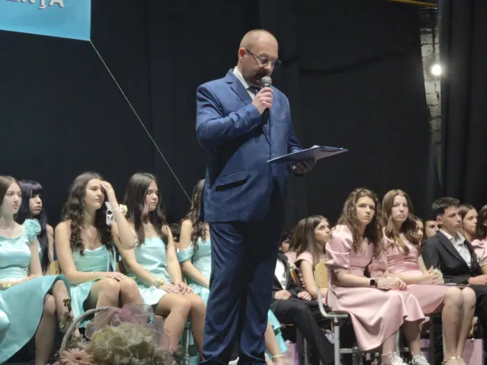 Opt șefi de promoție și sute de emoții. O generație își ia zborul de la Școala „Grigore Moisil”