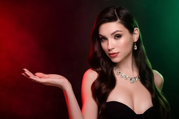 Cum transformi o rochie neagră simplă într-un outfit spectaculos? 8 sfaturi de styling 