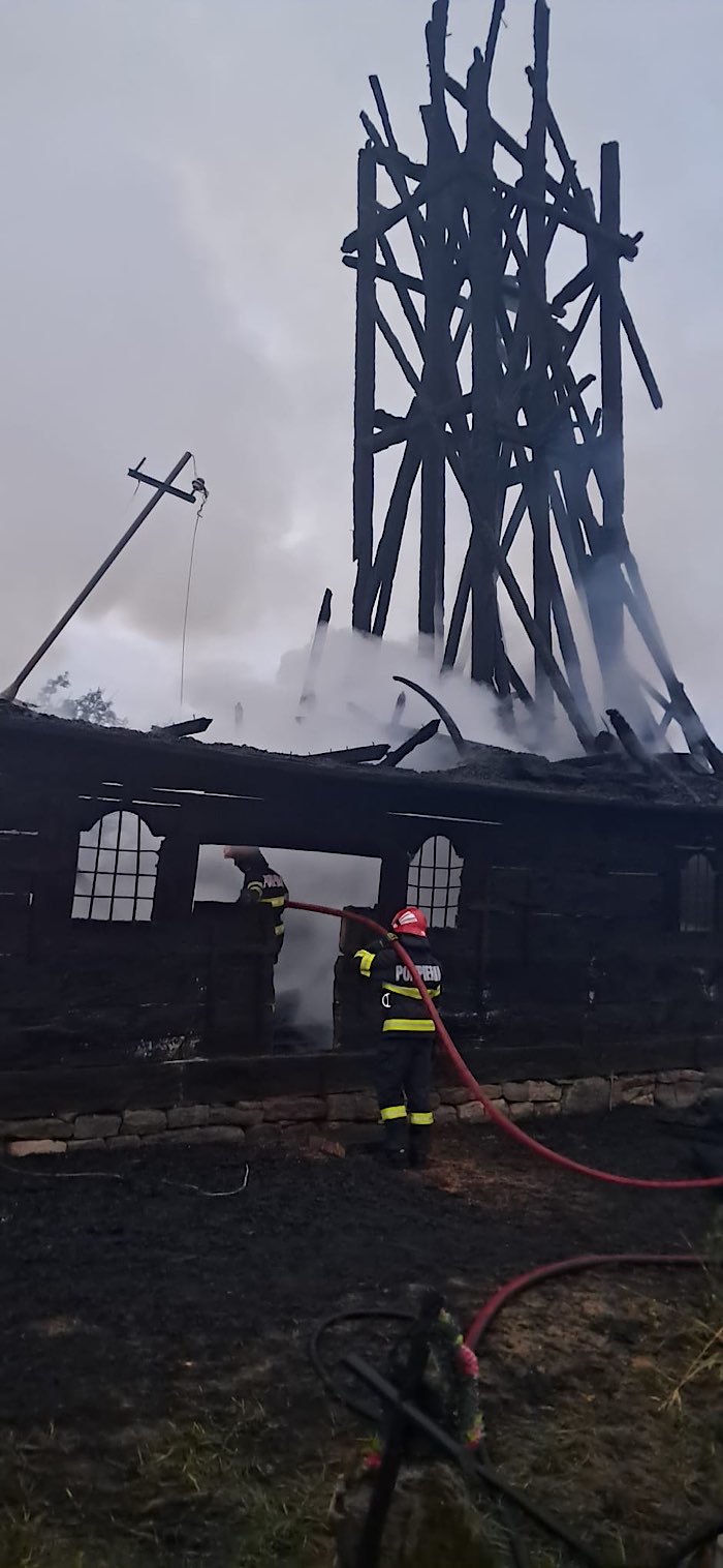 Tragedie în Maramureș: Biserica veche de lemn din Poșta, mistuită de un incendiu violent