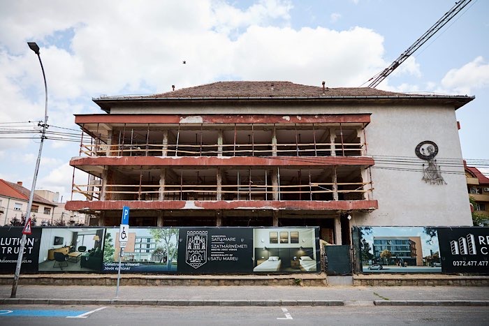 Lucrările la Hotelul Sport din Satu Mare continuă după modificarea proiectului de consolidare