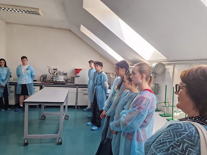 Elevii de la CN „Mihai Eminescu” învață chimia în laborator. Școala de vară transformă vacanța într-o experiență STEM