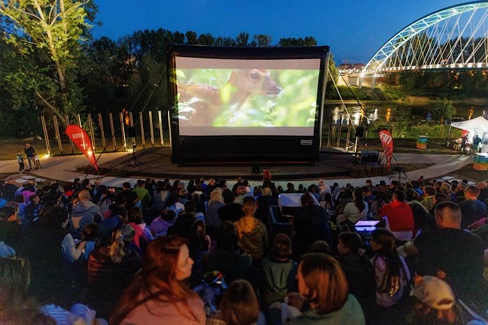 Caravana TIFF Unlimited continuă la Satu Mare. O nouă seară de cinema în aer liber pe malul Someșului