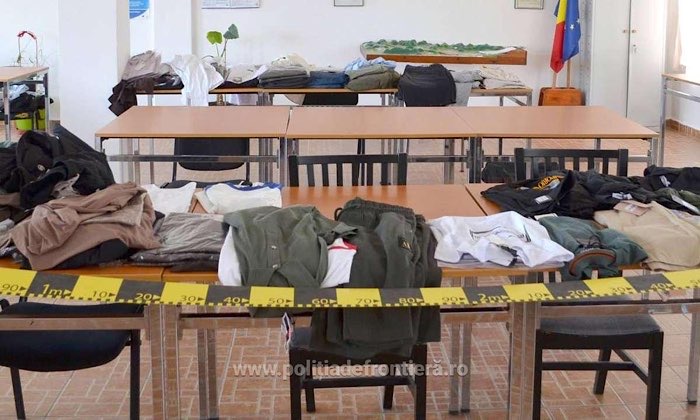 195 de articole vestimentare suspectate că sunt contrafăcute, descoperite de polițiștii de frontieră din Satu Mare