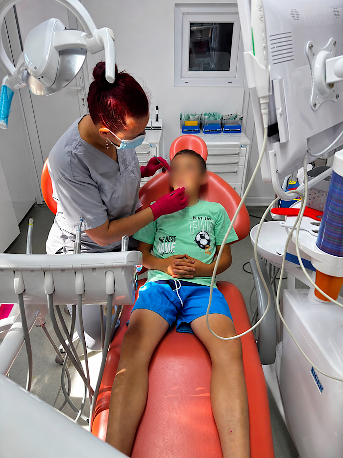 Copii de la sate, duși gratuit la dentist prin proiectul „100 de inimi”