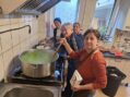 Din spital, în bucătăria solidarității: asistentele ATI au gătit la Satu Mare