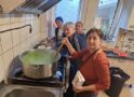 Din spital, în bucătăria solidarității: asistentele ATI au gătit la Satu Mare